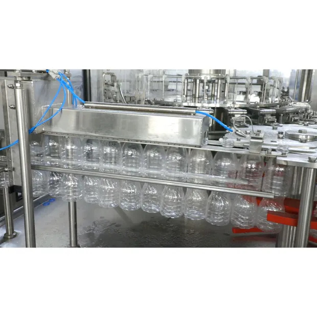 Máquina de llenado y sellado de agua potable monobloque 3 en 1 para botellas PET